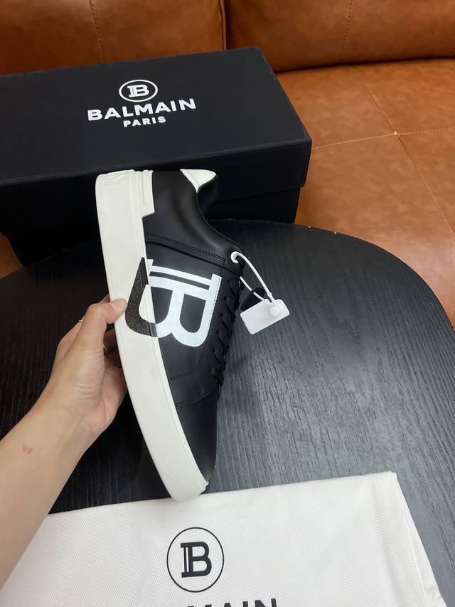 实价 Balmain巴尔曼b-Skate运动鞋 B-Skate 黑色进口牛皮运动鞋 ，鞋面饰有黑色鞋带，皮革拼接鞋舌点缀 Balmain 徽标， 白色橡胶鞋底饰